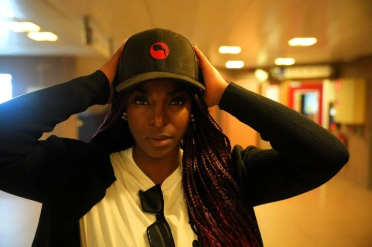 sindio-passie-balck-red-cap-768x511